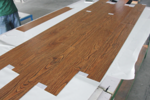 石塑電梯門套口與石塑地板 現代建筑裝飾的實用與美學融合